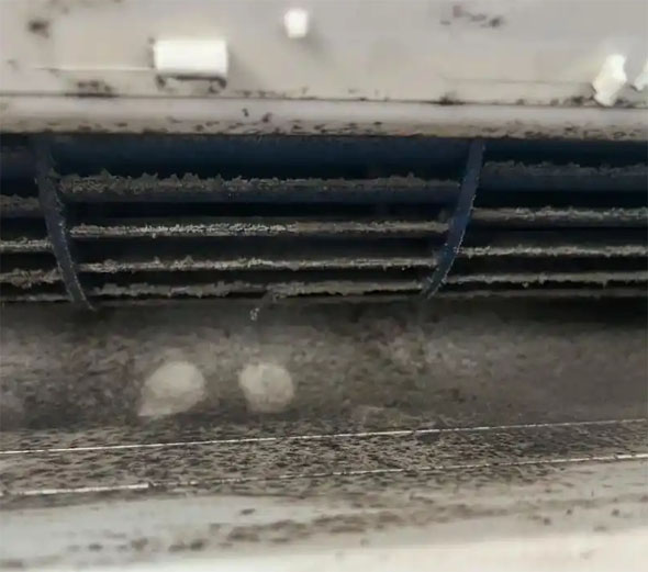 富拉尔基空调吹的风有股烧焦味是怎么回事